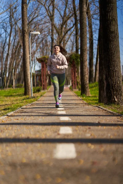 Taille Femme Courant Dans Parc Printemps — Photo