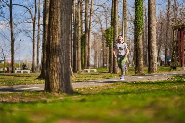 Taille Femme Courant Dans Parc Printemps — Photo