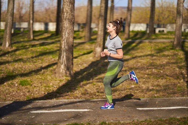 Tamaño Más Mujer Corriendo Parque Primavera — Foto de Stock