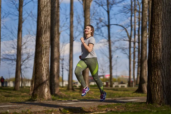 Tamaño Más Mujer Corriendo Parque Primavera — Foto de Stock