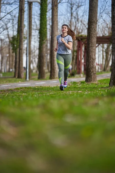 Taille Femme Courant Dans Parc Printemps — Photo