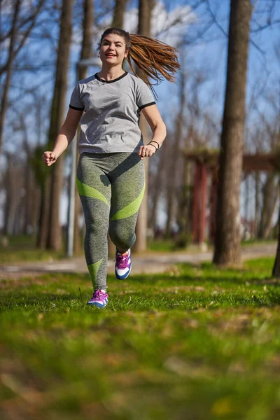 Taille Femme Courant Dans Parc Printemps — Photo