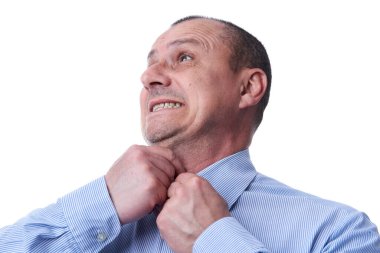 Komik suratlı bir iş adamı gömleğinin son düğmesini kapatmaya çalışıyor.