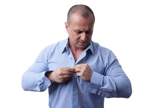 Бизнесмен Закрывает Кнопки Рубашке Изолированный Белом Фоне — стоковое фото