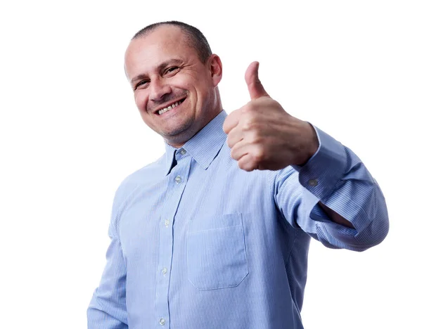 青いシャツを着た成功した白人実業家で 白い背景に孤立した親指をサインアップしているストライプ — ストック写真