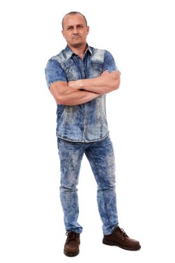 Beyaz arka planda izole edilmiş beyaz bir adamın tam boy portresi.