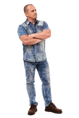 Beyaz arka planda izole edilmiş beyaz bir adamın tam boy portresi.