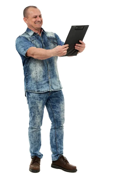 Happy Man Leest Een Positief Rapport Een Klembord — Stockfoto