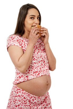Hamburger yemek isteyen hamile bir kadın. Beyaz arka planda izole edilmiş bir portre.