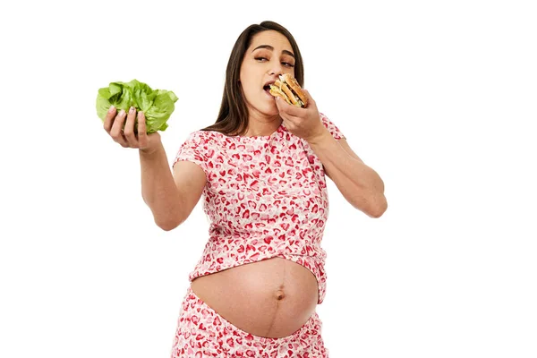 Těhotná Žena Výběr Mezi Salátem Hamburgerem Izolované Bílém Pozadí — Stock fotografie