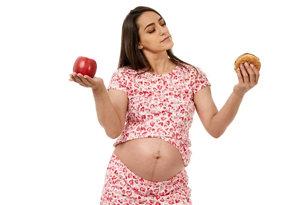 Mujer Latina Embarazada Eligiendo Entre Una Manzana Una Hamburguesa Que —  Fotos de Stock