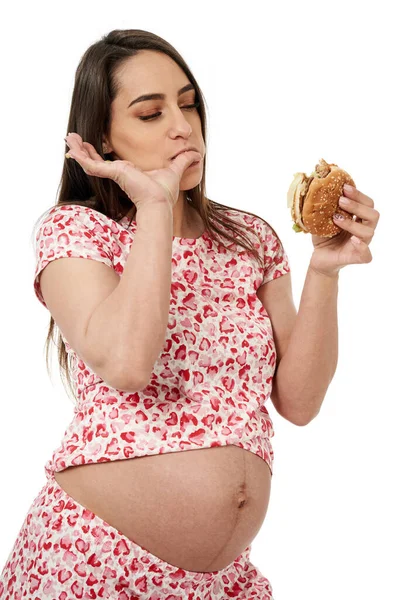 Hamburger Yemek Isteyen Hamile Bir Kadın Beyaz Arka Planda Izole — Stok fotoğraf