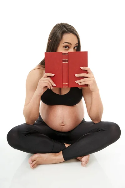 Mujer Latina Embarazada Leyendo Libros Aislada Sobre Fondo Blanco — Foto de Stock