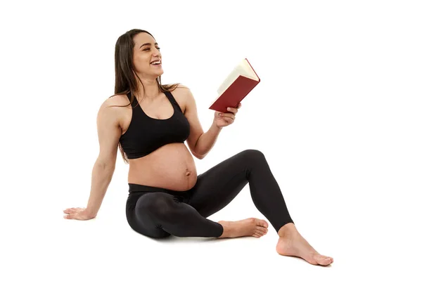 Zwangere Vrouw Latijn Lezen Boeken Geïsoleerd Witte Achtergrond — Stockfoto