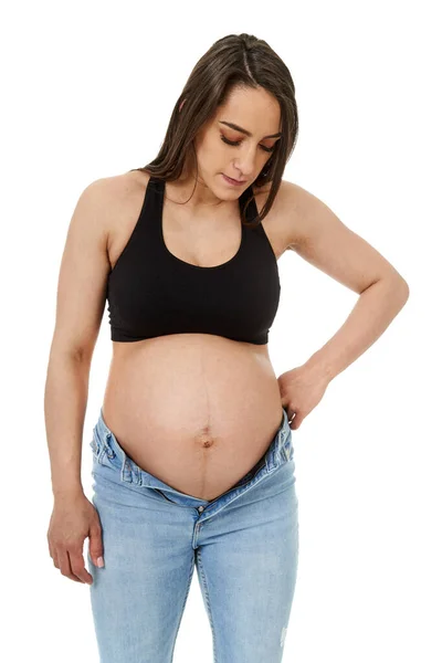 Gravid Kvinna Försöker Passa Hennes Alltför Snäva Jeans Isolerad Vit — Stockfoto