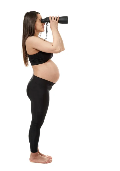 Молодая Беременная Женщина Смотрит Через Бинокль Концептуальное Изображение Белом Фоне — стоковое фото