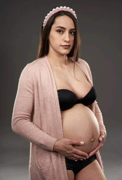 Gravid Kvinna Svart Underkläder Och Beige Mantel Poserar Grå Bakgrund — Stockfoto