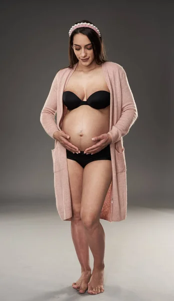 Femme Enceinte Lingerie Noire Robe Beige Posant Sur Fond Gris — Photo