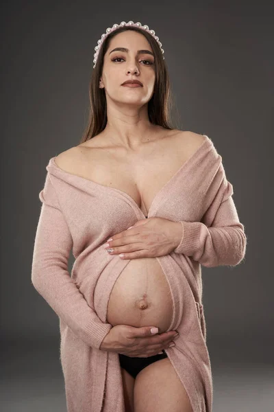 Pregnant Woman Black Lingerie Beige Robe Posing Gray Background — Stock Photo, Image