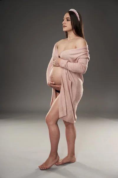 Gravid Kvinna Svart Underkläder Och Beige Mantel Poserar Grå Bakgrund — Stockfoto