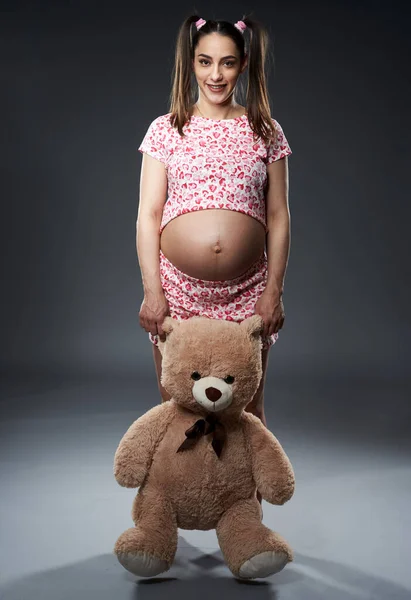 Femme Enceinte Pyjama Avec Gros Jouet Ours Moelleux Posant Sur — Photo