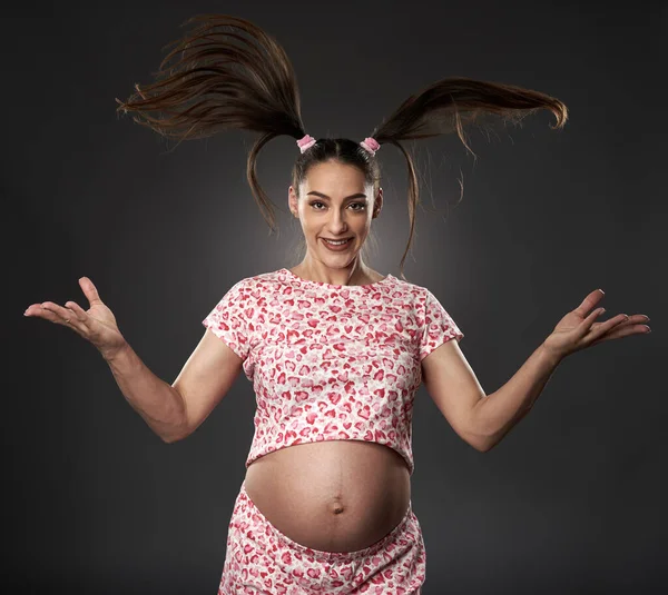 Mujer Embarazada Alegre Pijama Posando Sobre Fondo Gris —  Fotos de Stock