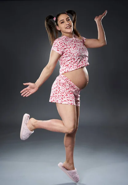 Vrolijke Zwangere Vrouw Pyjama Poseren Grijze Achtergrond — Stockfoto