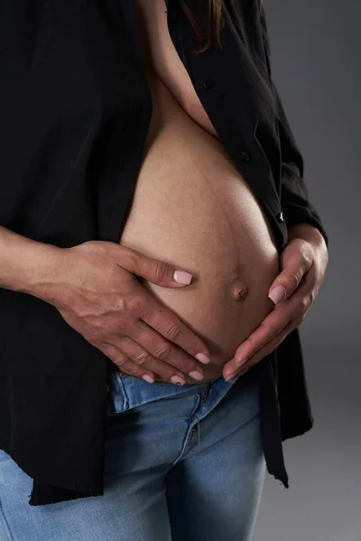 Έγκυος Γυναίκα Μπλε Τζιν Και Ξεκούμπωτο Μαύρο Πουκάμισο Ποζάρουν Γκρι Εικόνα Αρχείου