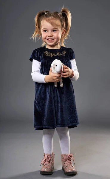 Adorável Menina Loira Com Tranças Vestido Azul Profundo Botas Rosa — Fotografia de Stock