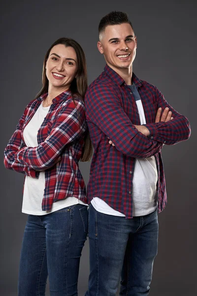 幸せな若いカップルの笑顔 灰色の背景を背景に撮影 — ストック写真