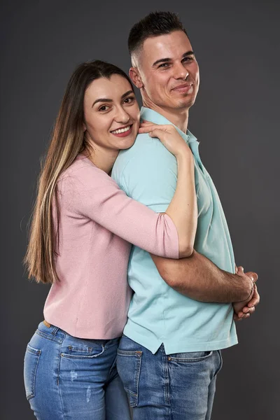 Joven Pareja Caucásica Posando Sobre Fondo Gris —  Fotos de Stock