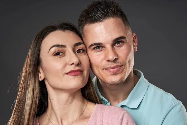 Unga Kaukasiska Par Poserar Mot Grå Bakgrund — Stockfoto