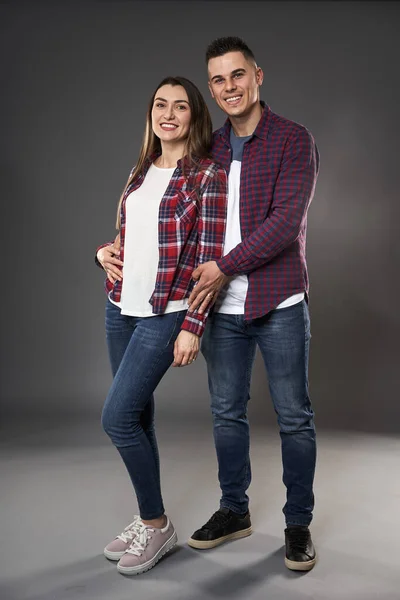 Joven Pareja Caucásica Posando Sobre Fondo Gris — Foto de Stock