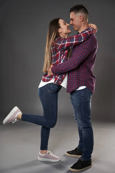 Joven Pareja Caucásica Posando Sobre Fondo Gris — Foto de Stock