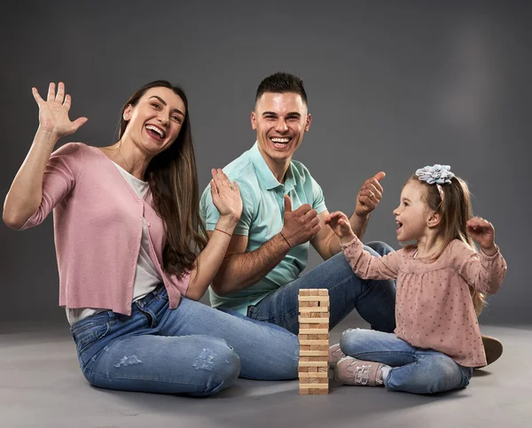 幸せな若いです家族とともにお母さん お父さんと小さな娘 スタジオショットオーバーグレーの背景 — ストック写真