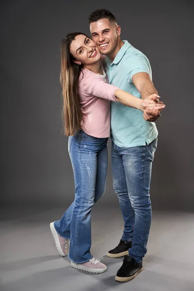 Jong Kaukasisch Paar Poseren Tegen Grijze Achtergrond — Stockfoto