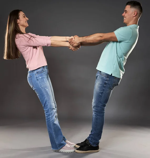 Jovem Casal Caucasiano Posando Contra Fundo Cinza — Fotografia de Stock