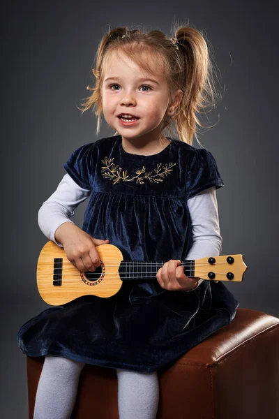 Adorable Niña Rubia Tocando Guitarra Estudio Tiro Sobre Fondo Gris —  Fotos de Stock