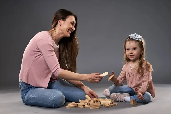 Moeder Dochtertje Spelen Met Blokjes Studio Shot Grijze Achtergrond — Stockfoto