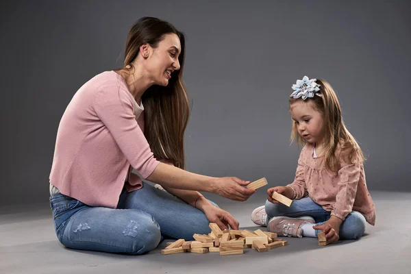 Moeder Dochtertje Spelen Met Blokjes Studio Shot Grijze Achtergrond — Stockfoto