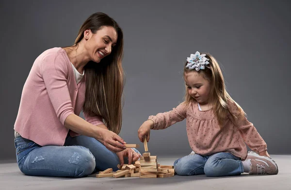 Mãe Filha Brincando Com Cubos Estúdio Filmado Fundo Cinza — Fotografia de Stock
