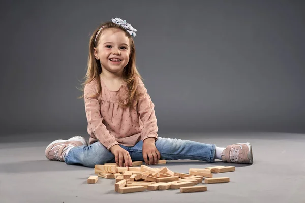 Klein Meisje Spelen Met Houten Kubussen Grijze Achtergrond — Stockfoto