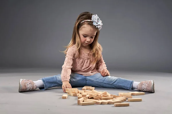 Klein Meisje Spelen Met Houten Kubussen Grijze Achtergrond — Stockfoto