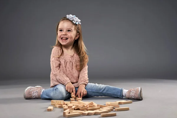 Niña Jugando Con Cubos Madera Sobre Fondo Gris — Foto de Stock