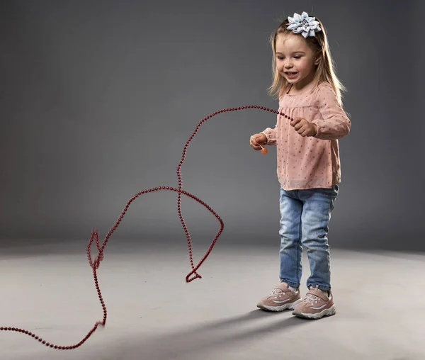 Klein Meisje Met Plezier Spelen Met Een Reeks Van Kralen — Stockfoto