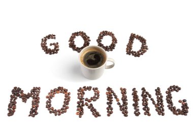 Günaydın, kahve fincanının etrafına kahve çekirdekleri ile yazılmış, beyaz arka planda izole edilmiş.