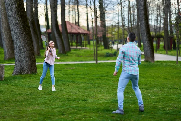 Unga Lyckliga Par Spelar Badminton Parken — Stockfoto