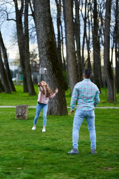 Young Happy Couple Playing Badminton Park — Stock Photo, Image