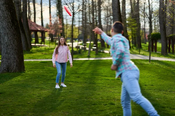 Fritidsklädda Unga Par Spelar Freesbie Parken — Stockfoto