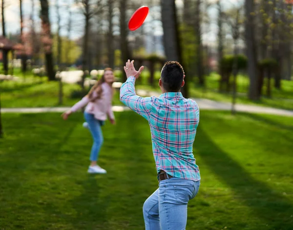 Casual Dressed Young Couple Playing Freesbie Park — Stock Photo, Image